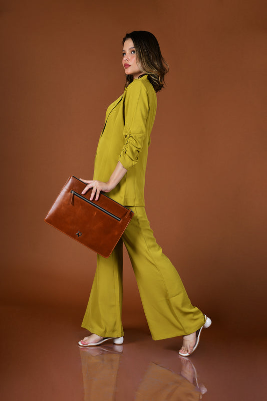 laptop sleeve with model